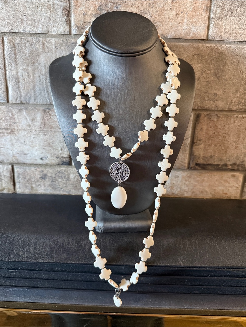 Katia White Howlite Flower Bead Necklace with Pendant